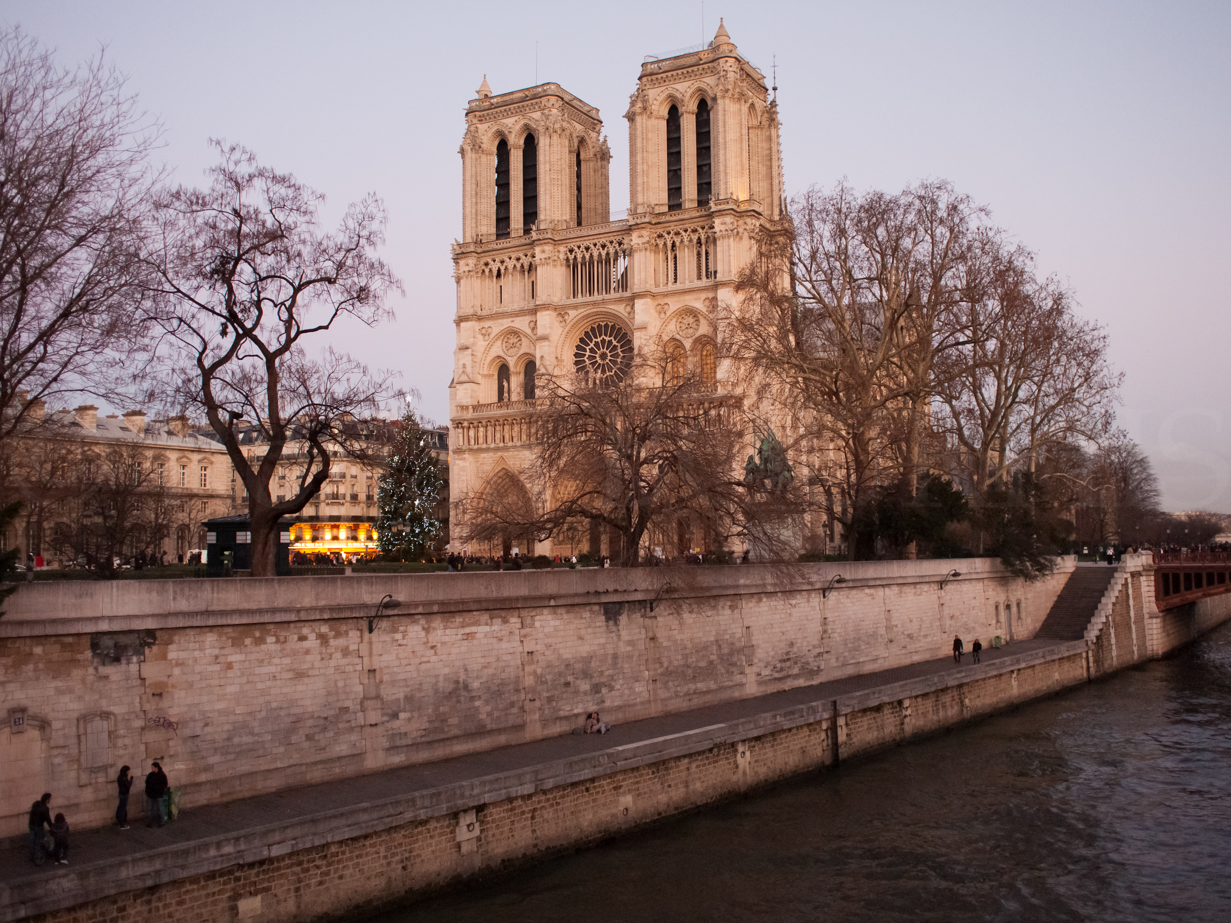 Notre Dame de Paris au crepuscule, © Ronan Bourhis 2010, 