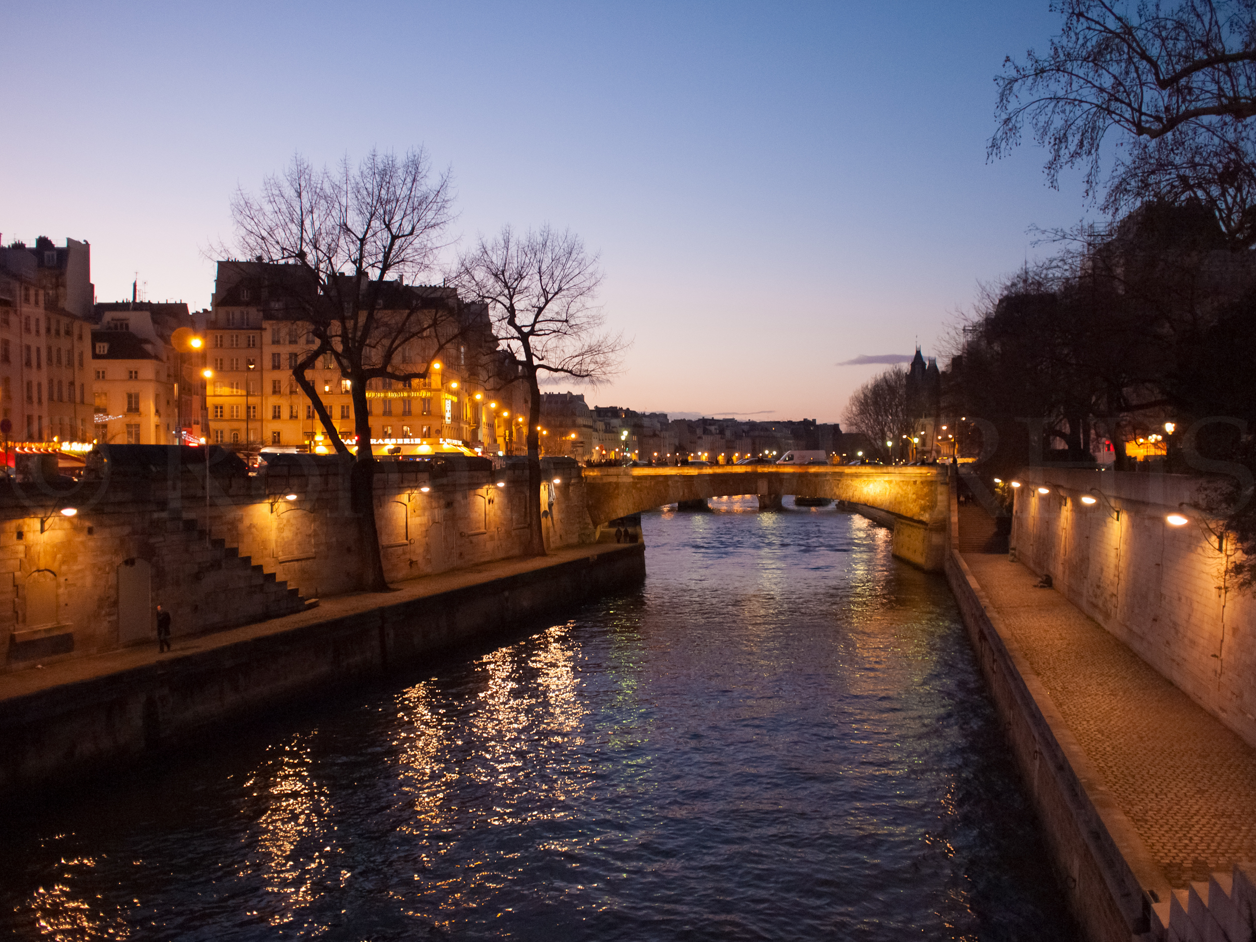 Notre Dame de Paris au crepuscule, © Ronan Bourhis 2010, 